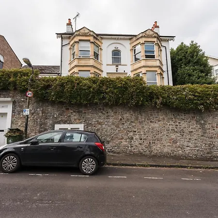 Luxurious Victorian In Charming Cotham *