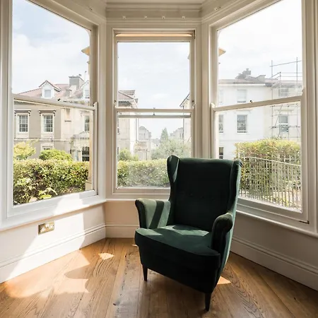 Luxurious Victorian In Charming Cotham *