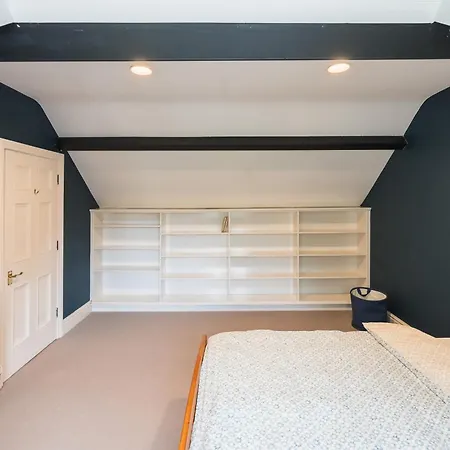 Luxurious Victorian In Charming Cotham *
