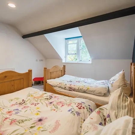 Luxurious Victorian In Charming Cotham *