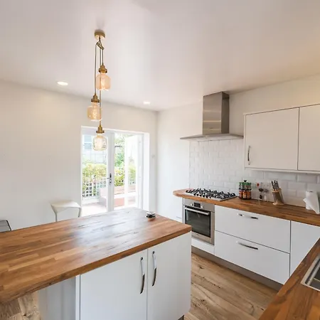 וילה Luxurious Victorian In Charming Cotham *