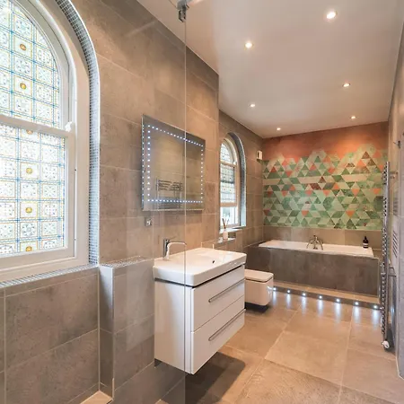 Luxurious Victorian In Charming Cotham *