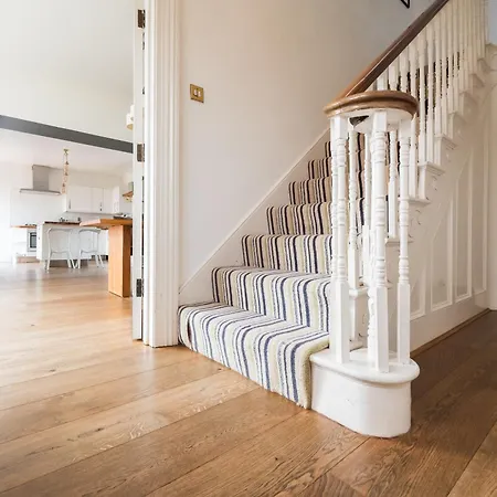 Villa Luxurious Victorian In Charming Cotham